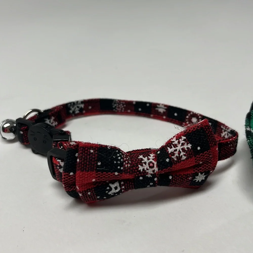 Adjustable holiday cat collars